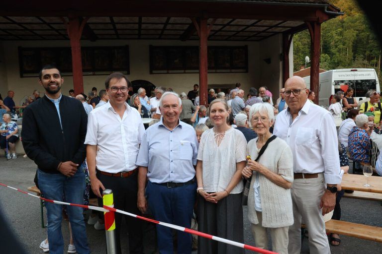Neupriester Agil Raju, Dekan Rainer Büchel, Brudermeister Günter Vonblon, Pastoralassistentin Heidi Liegel, Line Sonderegger und Vorstandsmitglied Franz Hassler (v.l.).meusburger (7)