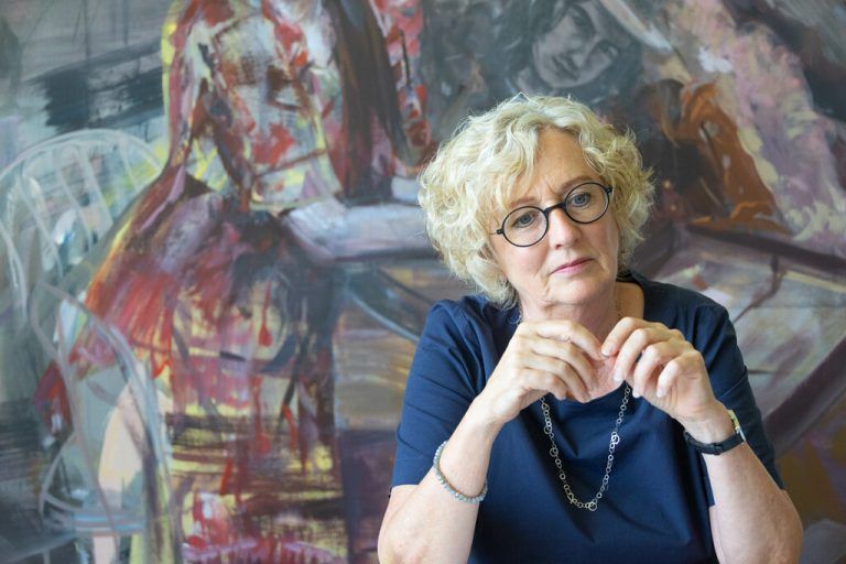Oben: Das Senecura-Pflegeheim „In der Wirke“ in Hard. Links: Katharina Wiesflecker im Gespräch. Rechts: Die Landesrätin gewährt der NEUE Einsicht in das Gutachten der Amtssachverständigen.hartinger (4)