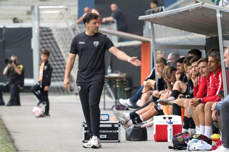 Oben unterhält sich Trainer Joachim Standfest mit Torwarttrainer Ramazan Özcan. Daneben Mike Steven Bähre und Mohamed Ouedraogo im Einsatz (r.).Stiplovsek (2)