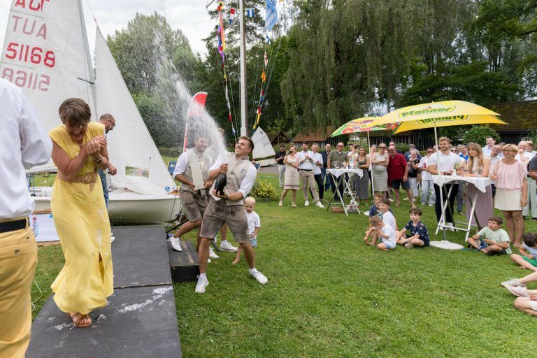 Oben verabschiedet sich Benjamin Bildstein mit einer Sektdusche für die Anwesenden im Yacht Club Bregenz gen Olympia. Benjamin Bildstein und sein Vorschoter David Hussl im Einsatz.Dietmar Stiplovsek, APA
