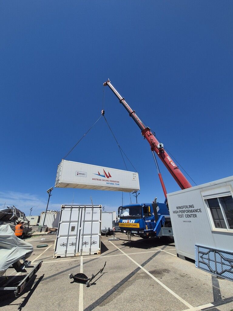 Oben wird der Container mittels Mobilkran an seinen endgültigen Standort gebracht. Das Hauptquartier im Hafen von Marseille steht für die Segler bereit (r.).Verband (2)