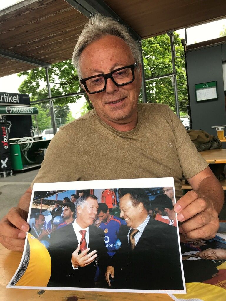 Oben zeigt Regi Van Acker ein Bild von einer Begegnung mit Trainer-Legende Sir Alex Ferguson. Sein Klub Antwepen hatte damals eine Kooperation mit Manchester United. Hund Bico ist auch im Stadion immer mit dabei (r.).Jochen Dedeleit (2)