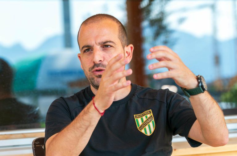 Papaleo im lebhaften Gespräch.Stiplovsek