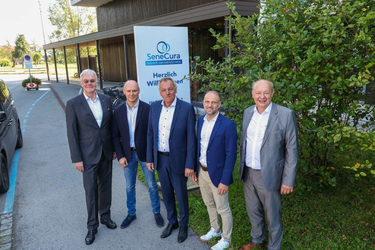 Professor Jürgen Osterbrink, Hausleiter Günther Vousnik, Senecura-Geschäftsführer Anton Kellner, Senecura-Regionaldirektor Tirol-Vorarlberg Daniel Siegl und Unternehmenssprecher Johannes Wallner (v.l.) vor dem Sozialzentrum. Professor Hans Jürgen Heppner war online zugeschaltet. Philipp Steurer (2)