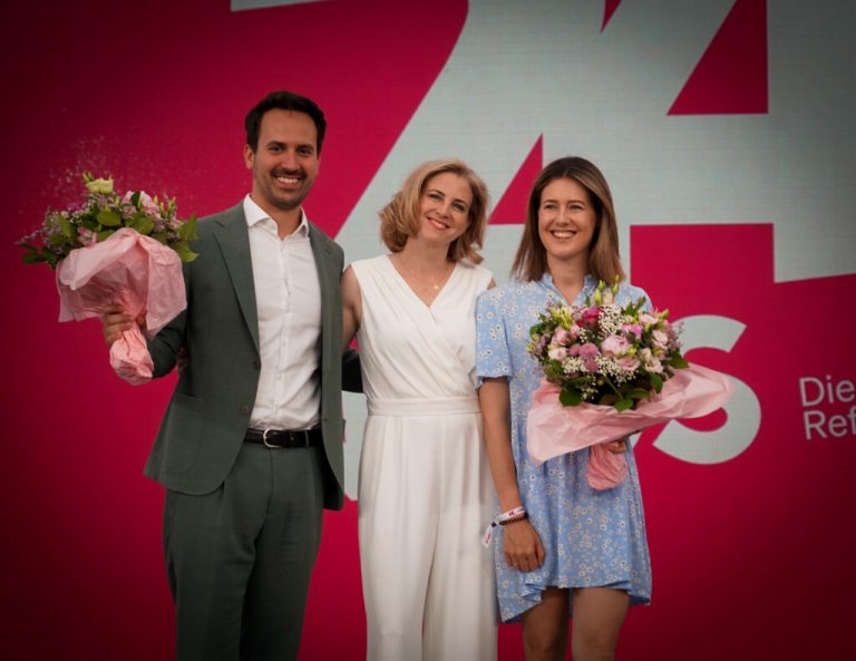 Rechts im Bild: Claudia Gamon. neos/alina steiner