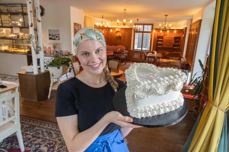 Ricarda Heim mit einer Bestellung für den großen Tag.hartinger
