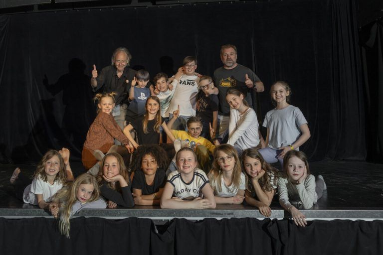 Robert Kahr und Valentin Sottopietra (oben) mit der Kindertheatergruppe (r.).Valentin Sottopietra/Christian Schramm