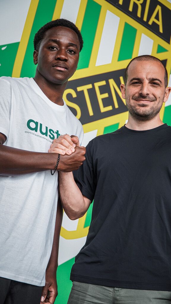 Seydou Diarra (l.) und Sportdirektor Mirco Papaleo (r.).Verein