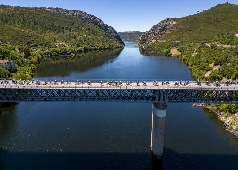 So idyllisch ist zwischendurch die Rundfahrt in Portugal (UCI 2.1).
