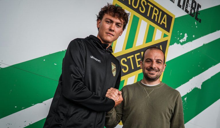 Sportdirektor Mirco Papaleo (r.) freut sich mit Robin Voisine (l.) der in Lustenau einen Vertrag bis 2026 unterschrieben hat.Verein