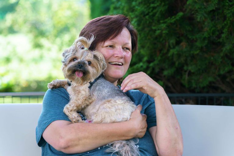 Tanja Wilhem (r.) mag an ihrem Beruf, dass ihre Kunden so „kuschelig“ sind.