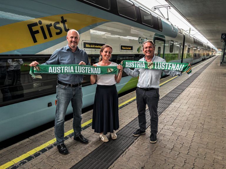 Thomas Posch, Geschäftsführer der Westbahn (l.), Ute Endl vom Westbahn-Marketing und Austria-Vorstand Christoph Wirnsperger.Verein