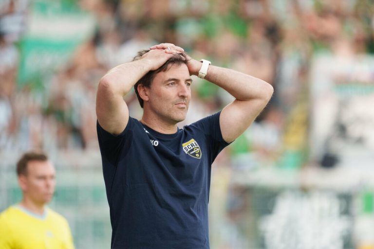 Trainer Joachim Standfest (l.) und seine Elf sind im ÖFB-Cup gescheitert. Stiplovsek, GEPA