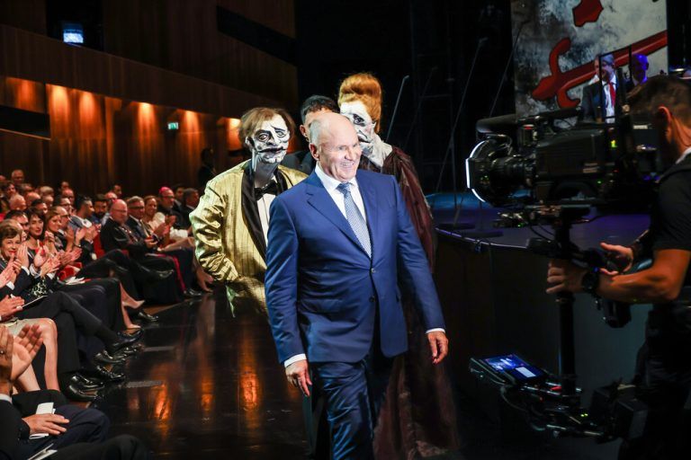 Wie letztes Jahr wird auch heuer wieder der Festspielpräsident Hans-Peter Metzler eine Rede halten. Philipp Steurer