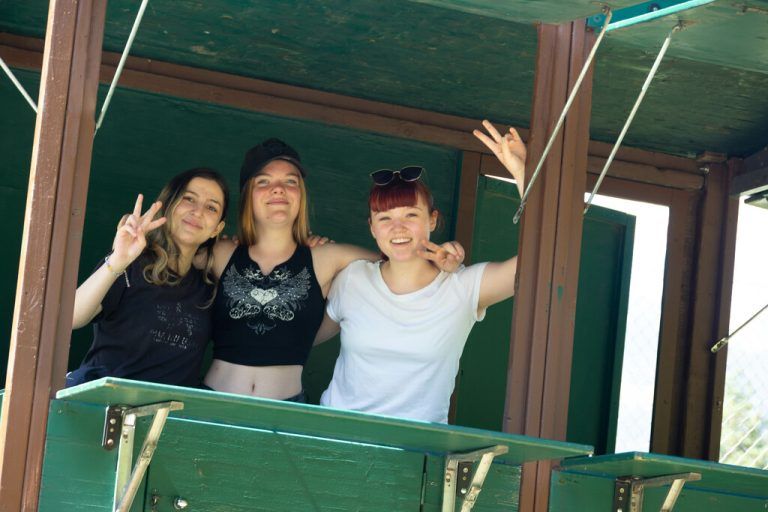 Zeynep Usta, Leonie Zambra und Johanna Fleisch sorgen für gute Stimmung (v.l.).