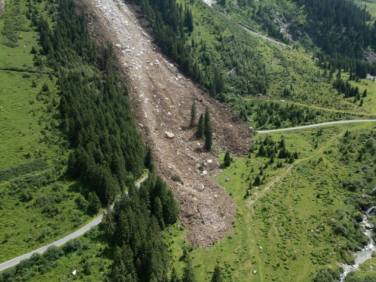 Zwei Felsstürze haben im Juli den Verkehr auf der Silvretta-Hochalpenstraße ausgebremst. Die beliebte Straße ist seitdem gesperrt.Klaus hartinger