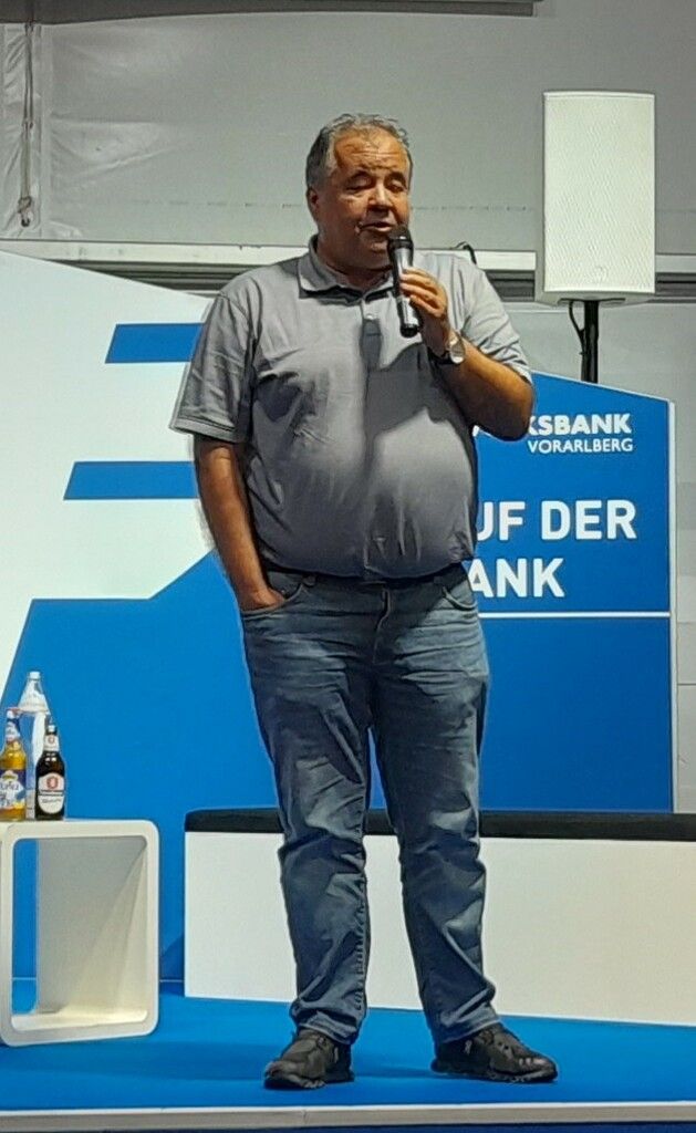 Altach-Präsident Peter Pfanner auf der Bühne.