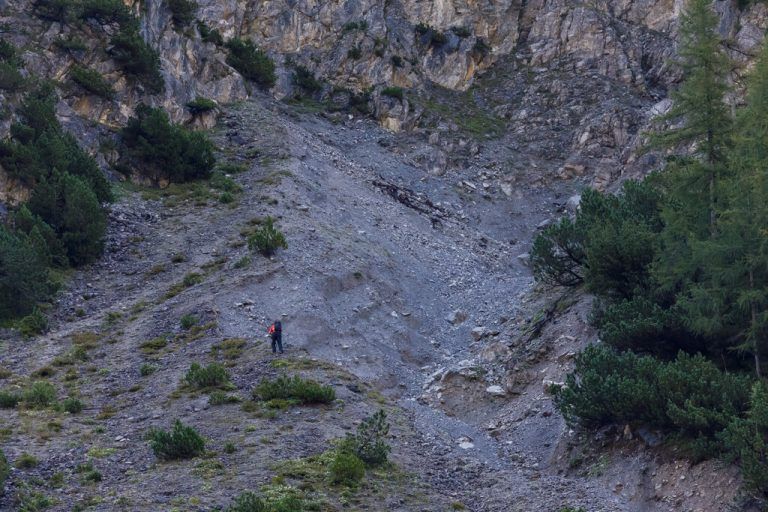 Am Dienstag wurde die zerstörte Fahrgastzelle (großes Foto) bei der Absturzstelle in etwa 1500 Metern Seehöhe (kleines Foto) gefunden.⇒⇒Bernd Hofmeister, Polizei