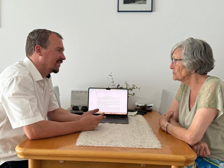 Antonion Della Rossa auf Besuch bei der geschädigten Pensionistin.⇒Privat