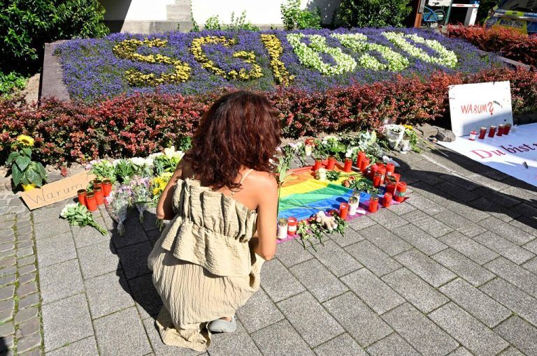 Besucher legten Blumen und Kerzen am Ort des Geschehens nieder.⇒apa/afp/pfeil