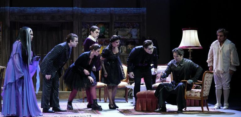 Bis Samstag werden die Opern „Der Ehevertrag“ (links); und „Gianni Schicchi“ noch in drei weiteren Aufführungen gespielt. →⇒Karl Forster (2)