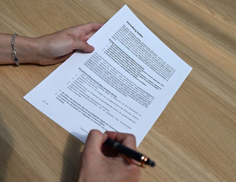 Bisher verweigerte kein Asylwerber die Unterschrift des „Vorarlberg Kodex“. Mit diesem verpflichten sich Zuwanderer mit laufendem Asylverfahren zu Deutsch- und Wertekursen sowie gemeinnütziger Arbeit.⇒⇒apa/fohringer