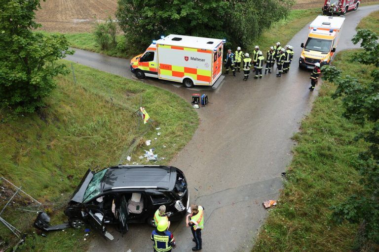 Das Auto des Vorarlberger Ehepaars geriet aus unbekannter Ursache über den Fahrbahnrand hinaus. Vifogra