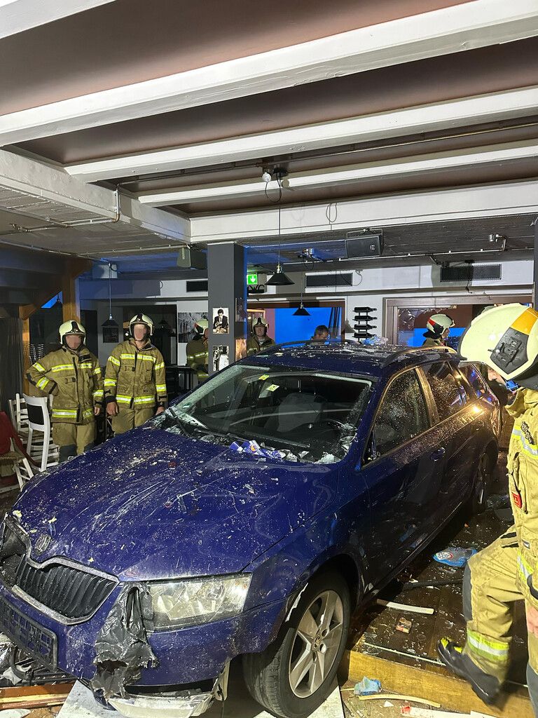 Das Auto kam von der Straße ab und fuhr in die Pizzeria. ⇒apa