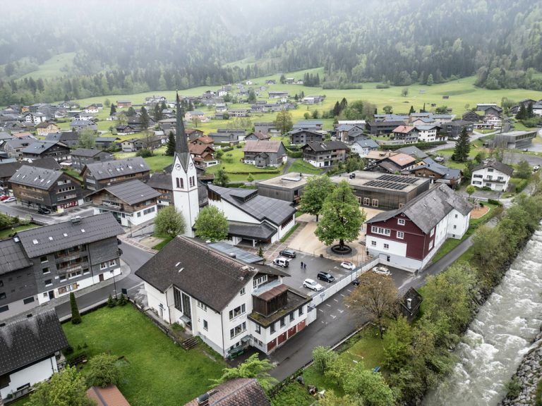 Das Dorfzentrum mit Kirche, Gemeindeamt (unten links), Dorfsaal und Kindergarten. ⇒Archhitekten, hartinger