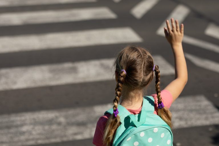 Das Queren und un­über­sicht­liche Bereiche gelten unter anderem für Schüler als Gefahrenstellen.⇒Stadt Rankweil, Shutterstock, Kuratorium für Verkehrs­sicherheit