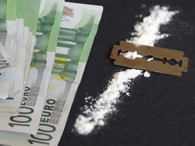 Dem unbescholtenen Angeklagten wird unter anderem vorgeworfen, Schmuggelfahrten von 40 Kilogramm Kokain beauftragt zu haben.Schlingensiepen