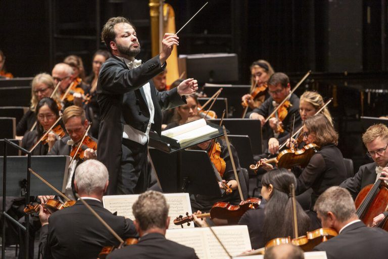Der designierte Chefdirigent der Wiener Symphoniker, Petr Popelka, am Montag beim dritten Orchesterkonzert der Bregenzer Festspiele.⇒Dietmar Mathis (2)