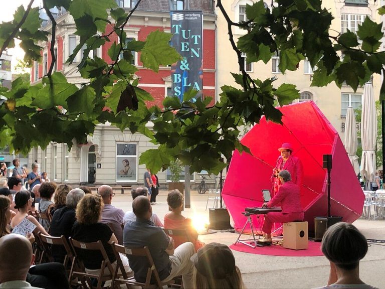 Die Aufführungen am Kornmarkt (oben) und am Leutbühel in Bregenz.⇒Caro Stark/Lisa Marie Berkmann