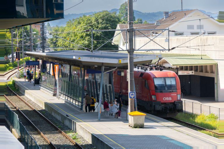 Die Bahnhaltestelle Bregenz-Hafen ist in die Jahre gekommen.⇒hartinger (2), paulitsch (2), shorout, fpö, mehramsee