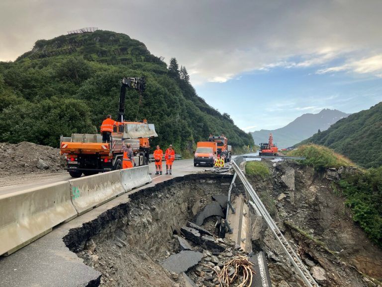 Die Einsatzkräfte arbeiteten gestern mit Hochdruck daran, die Verbindung zwischen Vorarlberg und Tirol wieder herzustellen.⇒Land ⇒Vorarlberg (2)