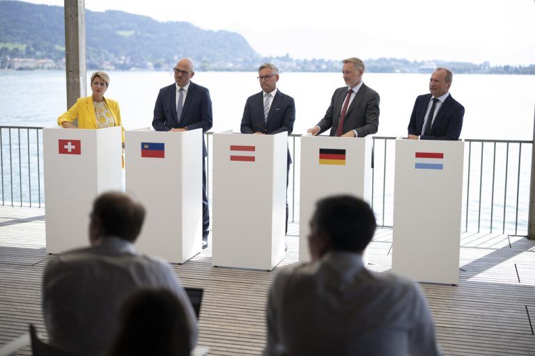 Die Finanzminister beim Treffen in Lochau.⇒apa/keystone/ehrenzeller