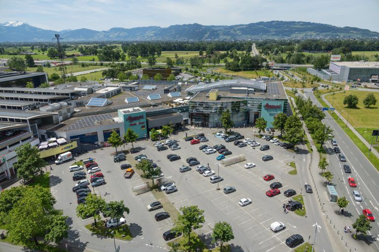 Die großen Parkflächen bei Vorarlbergs Einkaufszentren versiegeln zusammen rund zehn Hektar Boden.⇒Hartinger