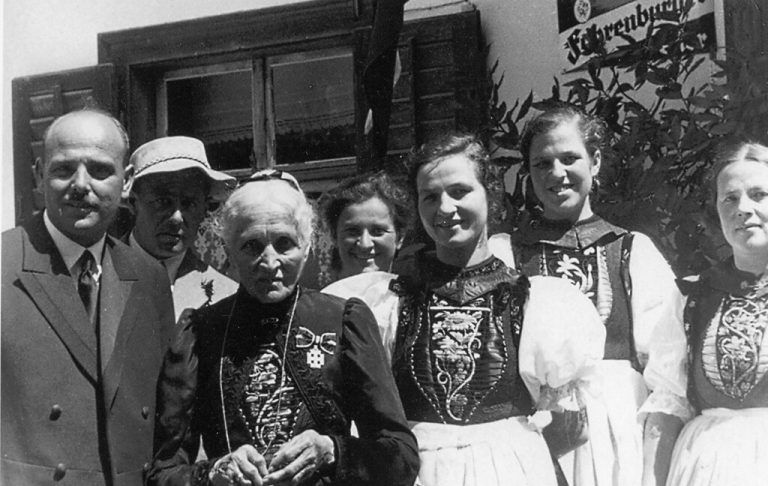 Die langjährige Stern-Wirtin Anna Stemer nach Verleihung des österreichischen Verdienstordens.⇒Sammlung Montafoner Museen/Montafon Archiv