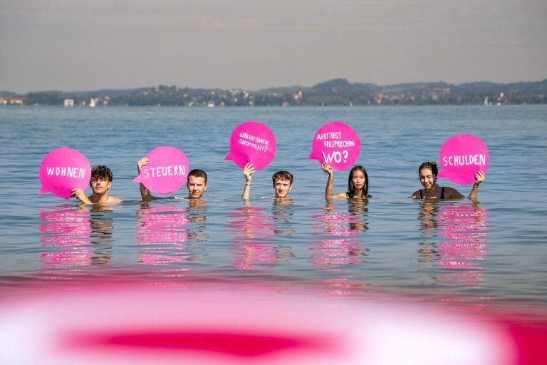 Die Neos nahmen die Redewendung wörtlich und stiegen bis zum Hals in das Wasser des Bodensees.⇒neos