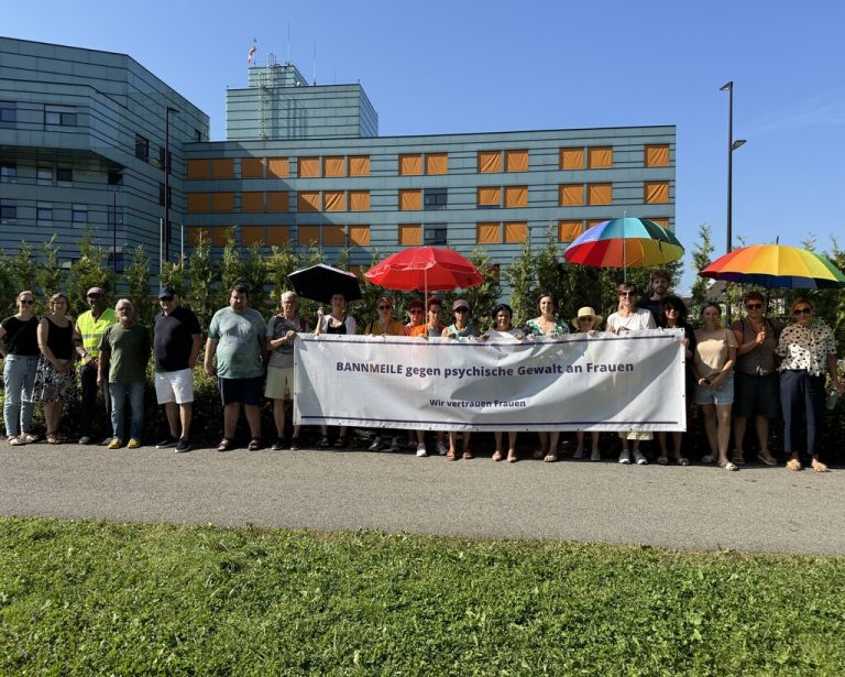 Die Protestierenden schützen sich mit Sonnenschirmen vor der glühenden Hitze.⇒Pro Choice Vorarlberg