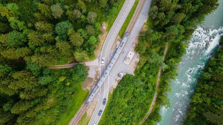 Die Schrankenanlage beim Bahnübergang Alma-Kreuzung soll Ende August in Betrieb gehen. ⇒Meznar Media