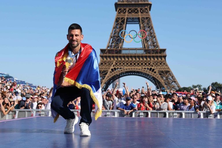 Djokovic vor dem Eifelturm mit seiner Goldmedaille. ⇒AFP