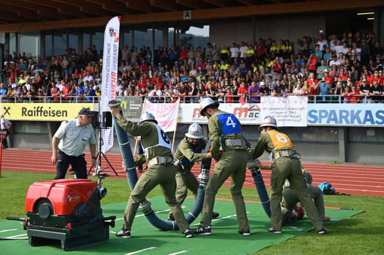 Foto links: Die Dünser Wettkampfgruppe erreichte einen Spitzenplatz.ÖBFV/Teis/Gappmeier/Thalhammer/Sonnleitner/Berger (13)