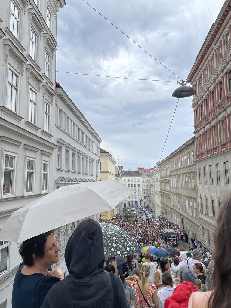 Freundschaftsarmbänder tauschen beim Stadion und beim Baum in der Corneliusgasse.⇒