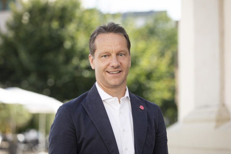Garry Thür (Neos) kritisiert die Landesregierung.neos