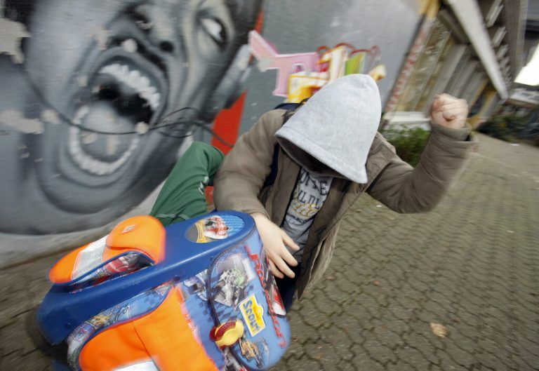Geht es nach Claudia Gamon und Chris­toph Wiederkehr (unten), soll das „Bildungsversprechen“ der Neos mehr Chancengleichheit im Bildungssystem sorgen. ⇒⇒stiplovsek (2), dpa/Berg