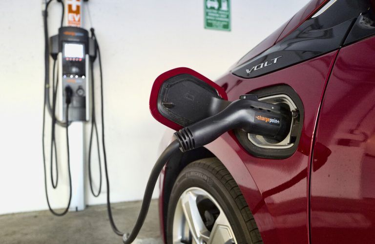 Hybrid-Fahrzeuge besitzen sowohl einen elektrischen als auch einen Verbrenner-Antrieb.⇒ap