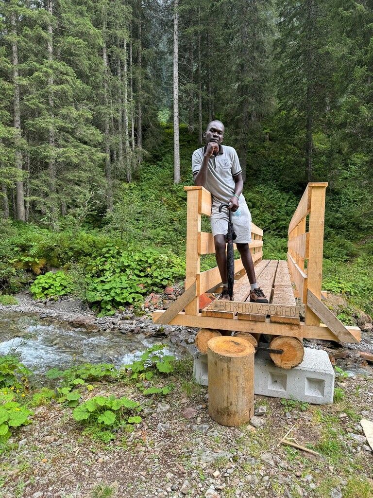 In Vorarlberg lernt der 21-Jährige sowohl backen als auch Natur und Kultur kennen. So war er schon unter anderem im Freibad und ist gerne mit dem Fahrrad unterwegs.
