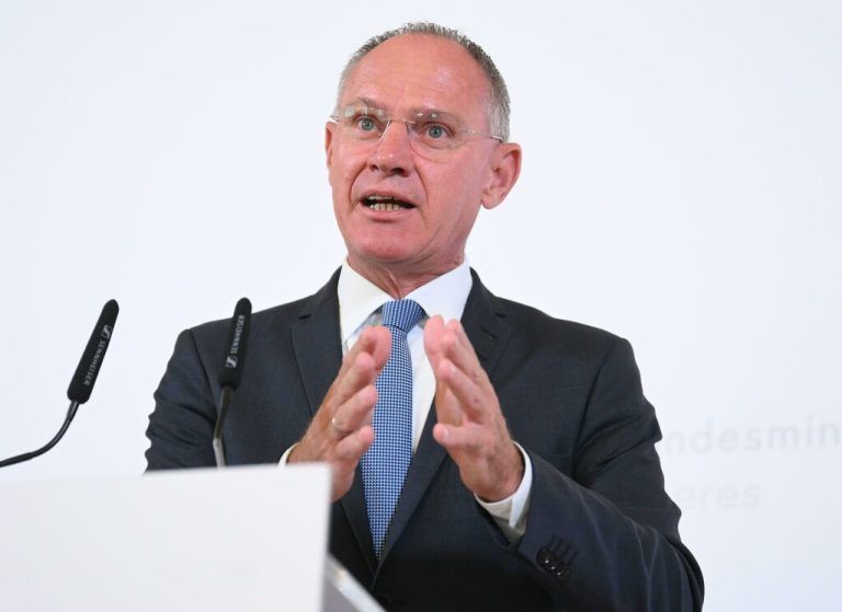 Innenminister Karner präsentierte den Gewaltschutzbericht 2023. ⇒APA