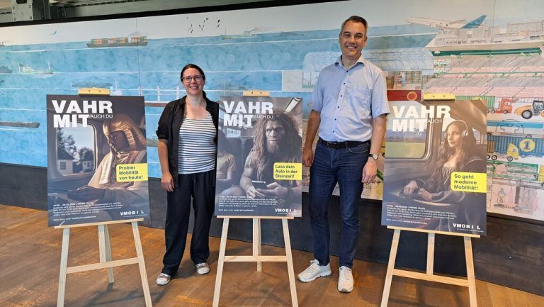 Irina Antlinger (Energieinstitut Vorarlberg) und Christian Hillbrand (Verkehrsverbund) mit Plakaten der neuen Kampagne. ⇒VVV